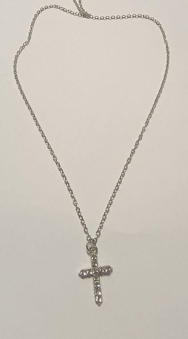 Elegante colar com Cruz