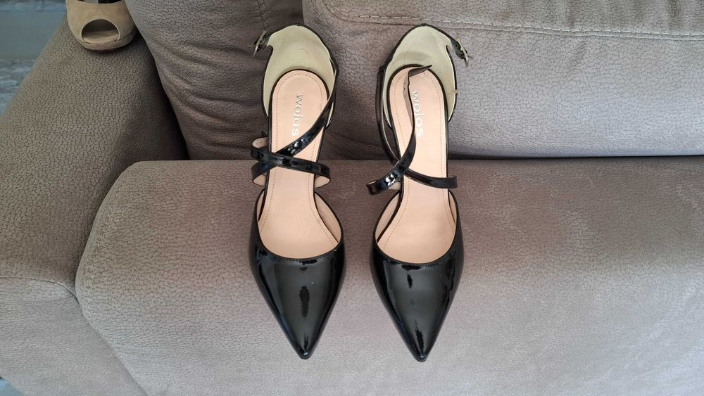 Czarne buty lakierowane na obcasie