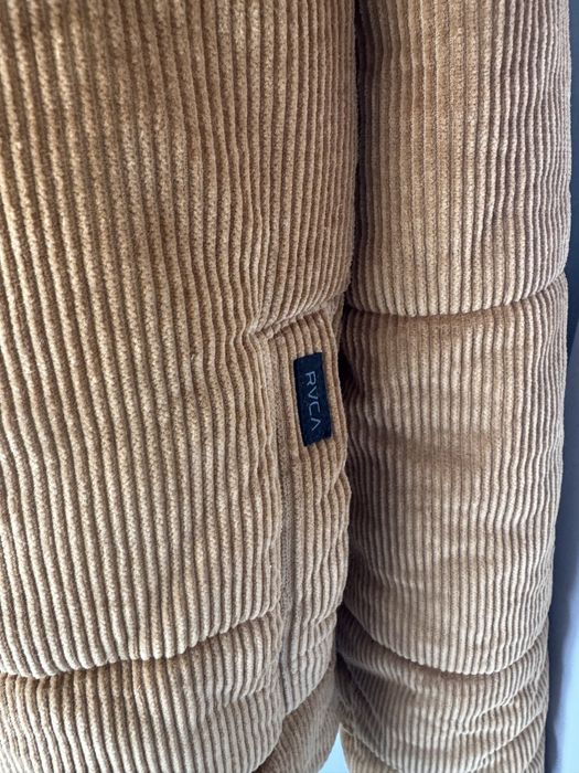 Casaco puffer bombazina mostarda RVCA