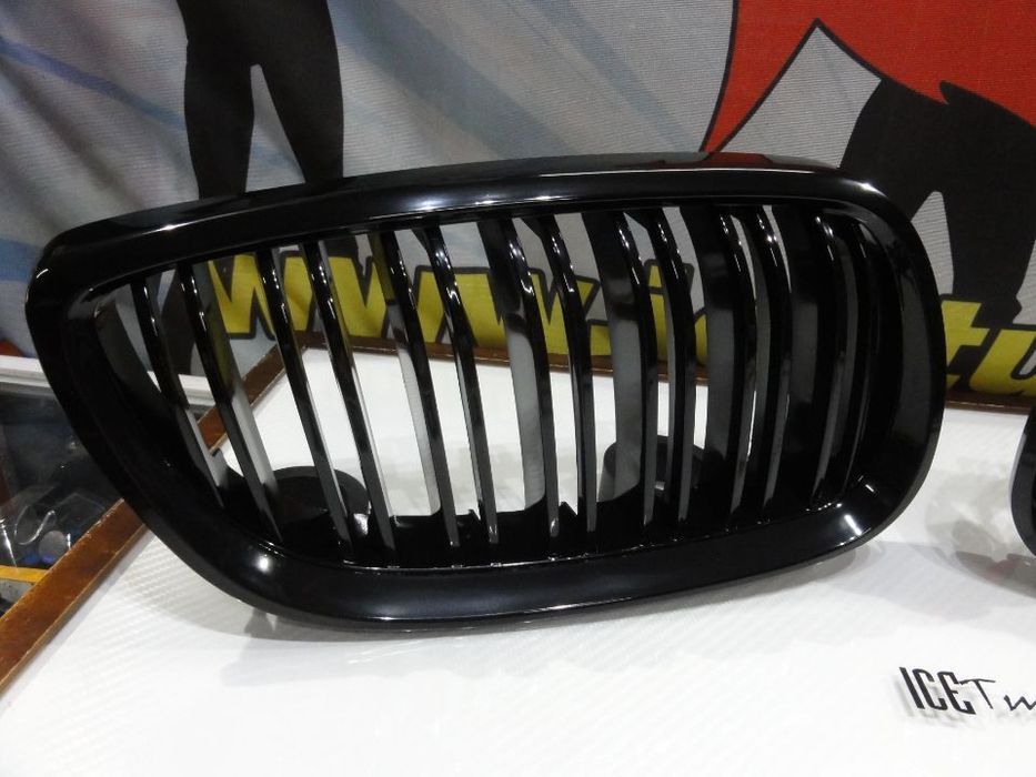 Grelha frontal BMW E92 / 93 06-10 M4 look / dupla lâmina em preto piano brilhante