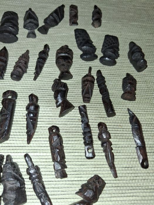 Vendo stock pendentes ébano ,1 euro cada