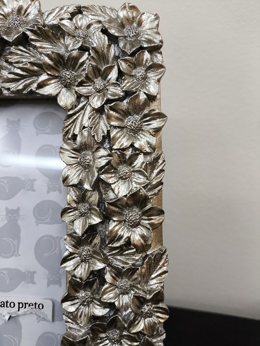 Moldura com flores em relevo