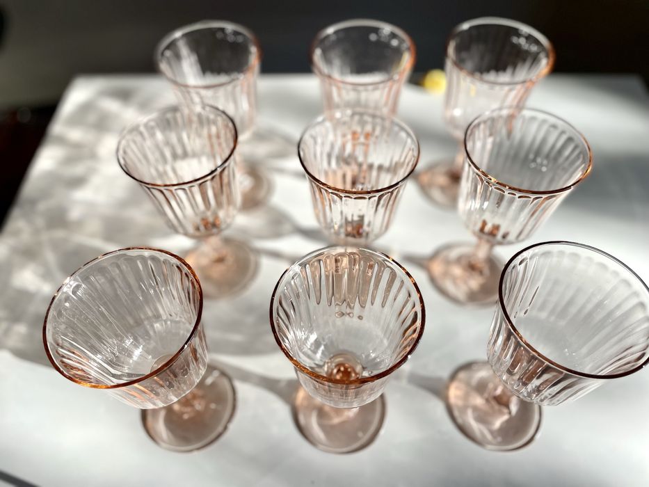 Conjunto de 36 copos antigos em vidro rosado – elegância vintage