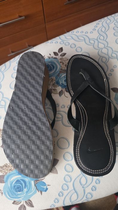 Шльопанці на танкетці NIKE