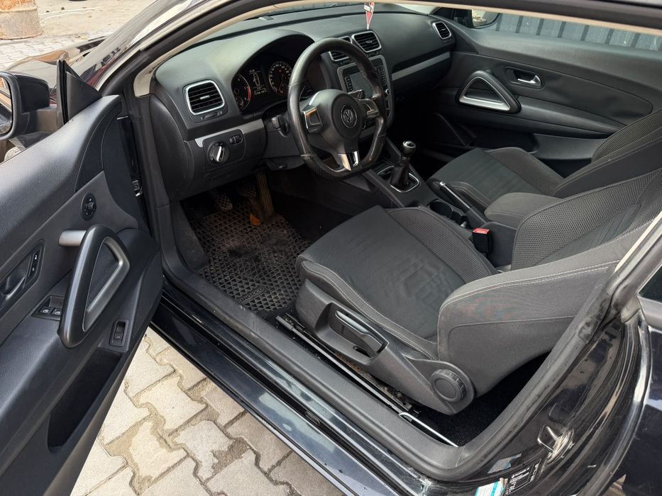 Sprzedam Volkswagena Scirocco z 2011 roku.