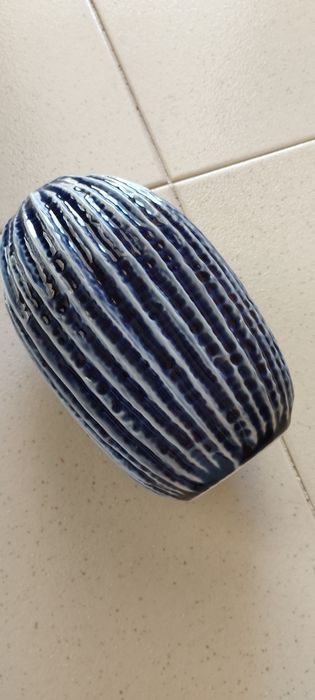 Jarra em cerâmica azul escuro