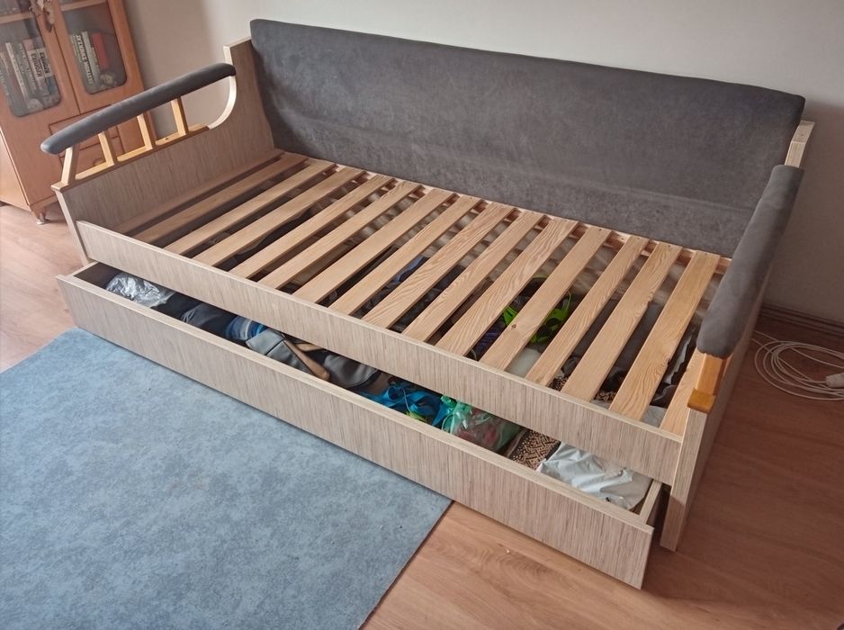 Solidny tapczan jednoosobowy.