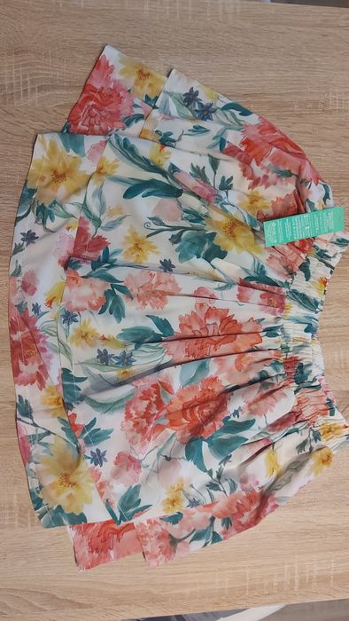 Zwiewna nowa spódnica z metką.