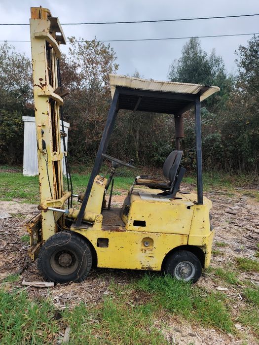 Torre de empilhador e empilhador para peças