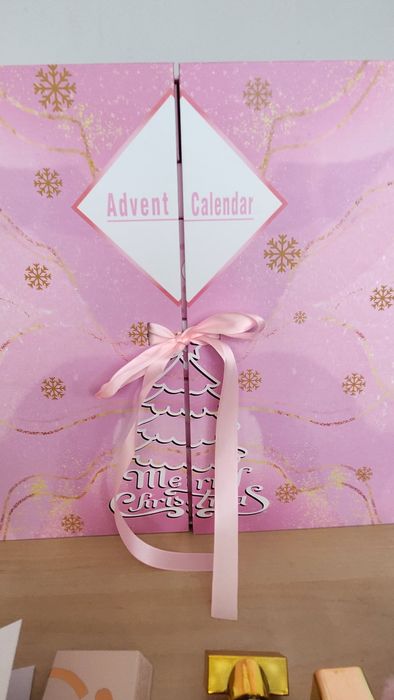 Ekskluzywny Kalendarz Adwentowy z Kosmetykami, Perfumami i Biżuterią