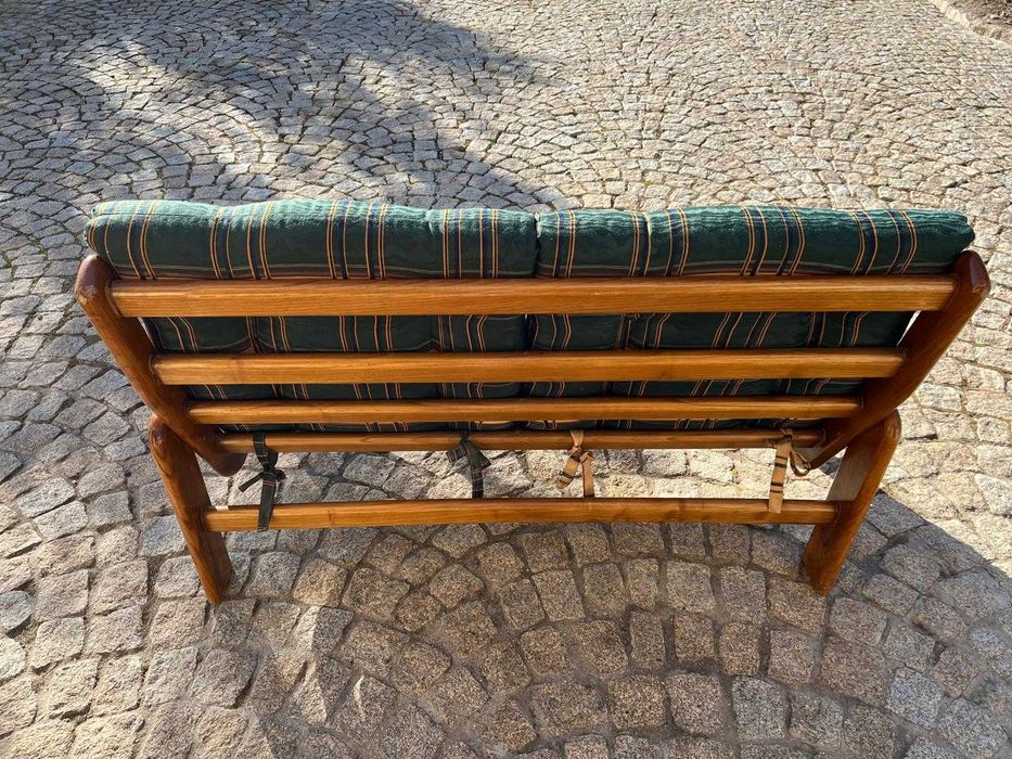 Sofá antigo em madeira almofadado