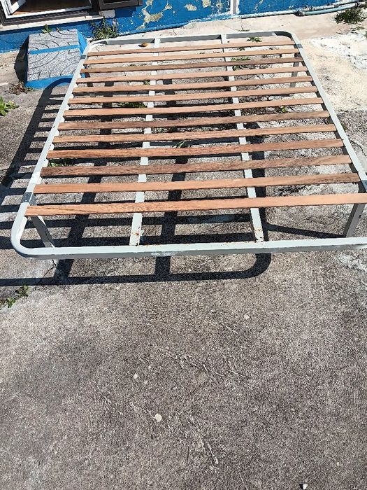 Estrado com pés de Ferro