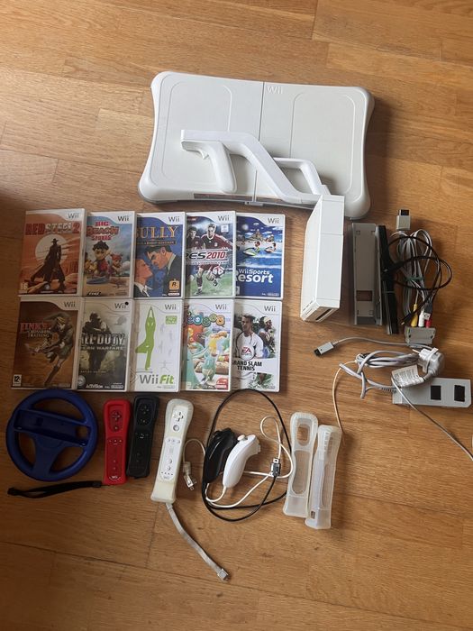 Nintendo Wii Completa + Balance Board + 3 Comandos + 11 Jogos + Acessórios