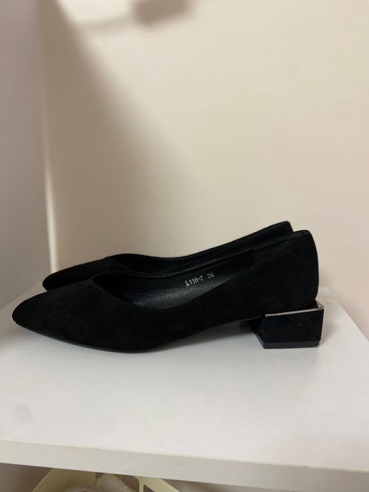 Туфлі замшеві на низькому каблуку