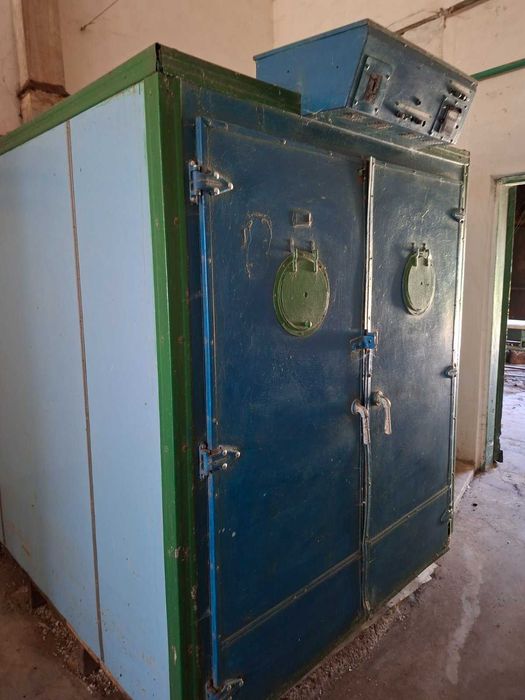 Інкубатор промисловий на 45 тис. курячих яєць.