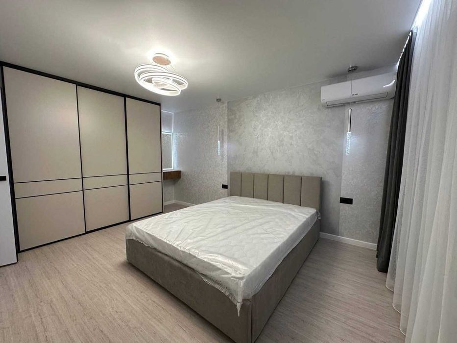 Продаж новенької квартири поряд з Центром по вул.Білогірська