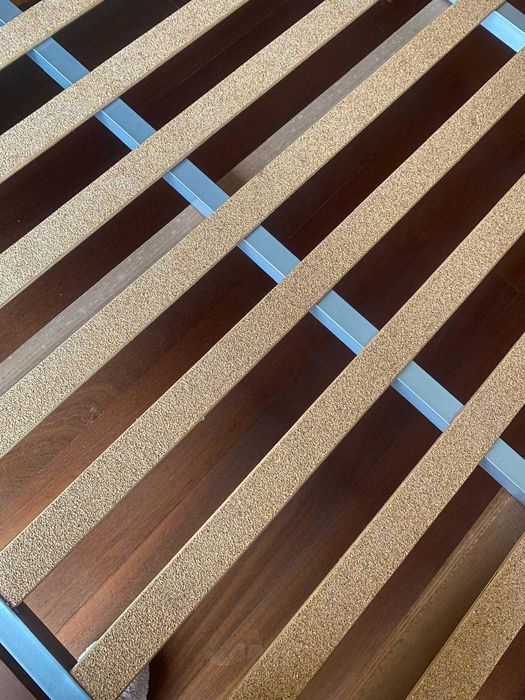 Vendo mobília de quarto em faia, moderna, elegante, como nova.