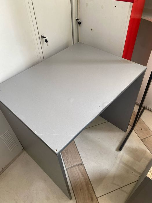 Продаємо меблі вживані- столи стільці крісла тумби шафи стелажі полиці