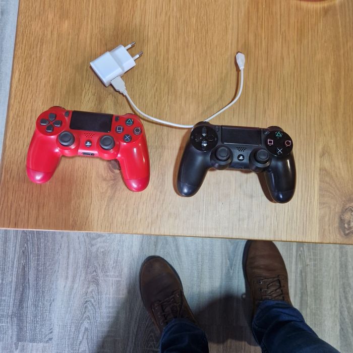 Ps4 1T com dois comandos