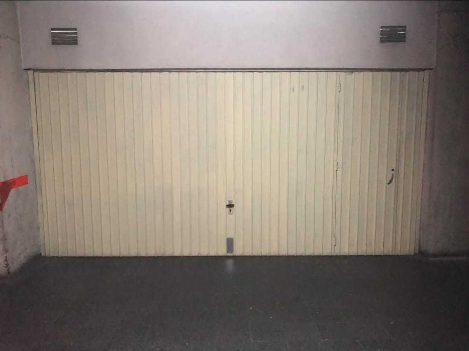 Garagem dois carros, mota, arrumos