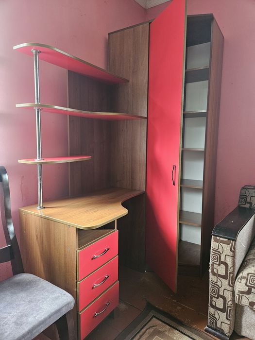 Кутовий письмовий стіл зі вбудованою шафою та полицями