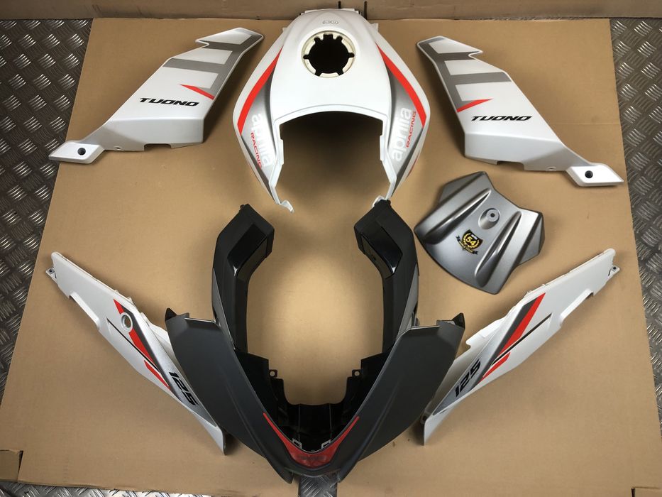 Aprilia Tuono 125 Nakładka na Zbiornik Boczki Zadupek Owiewki