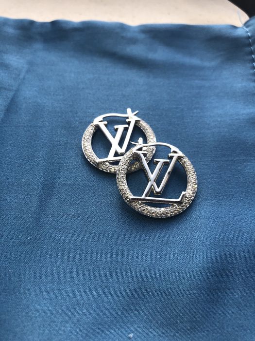 Vendem-se brincos LV prateados