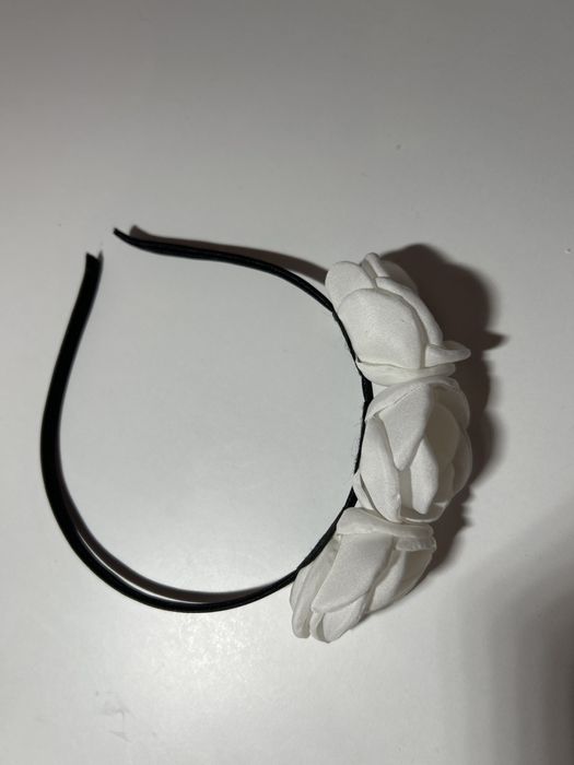 Чорний обруч з білими квіточками,вдягнений 1 раз, дуже модний!
