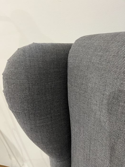 Poltrona e banqueta pousa pes