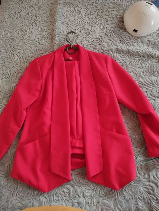 Червоний костюм.