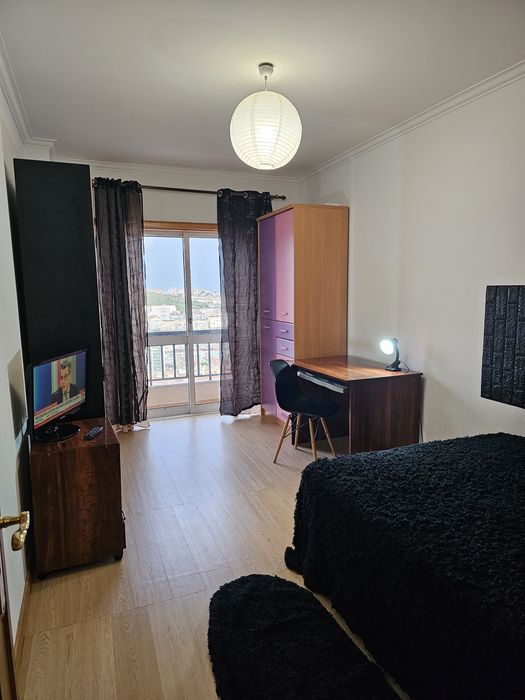 Alugo quarto espaçoso mobilado com tv e varanda