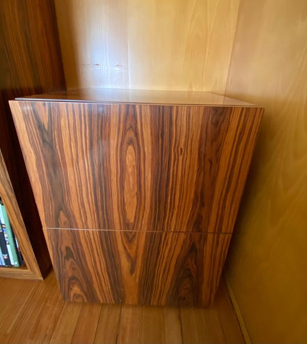 Móvel em madeira acaju