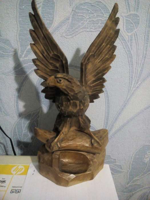 орёл из дерева на скале