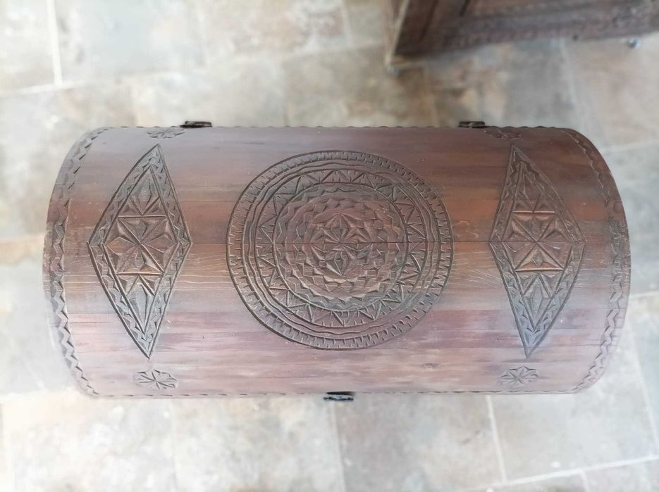 Baú de madeira maciça “vintage”