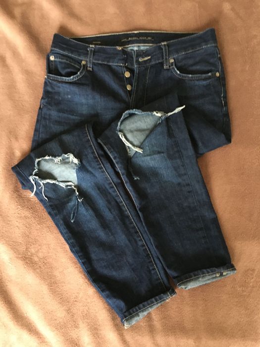 Spodnie boyfriend jeansy z dziurami firmy Bershka