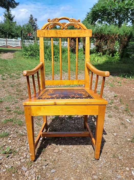 stary fotel drewniany sygnowany z miłymi dla oka zdobieniami