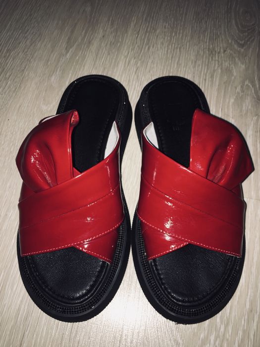 Кожаные лаковые женские шлепки на платформе. Стразы.