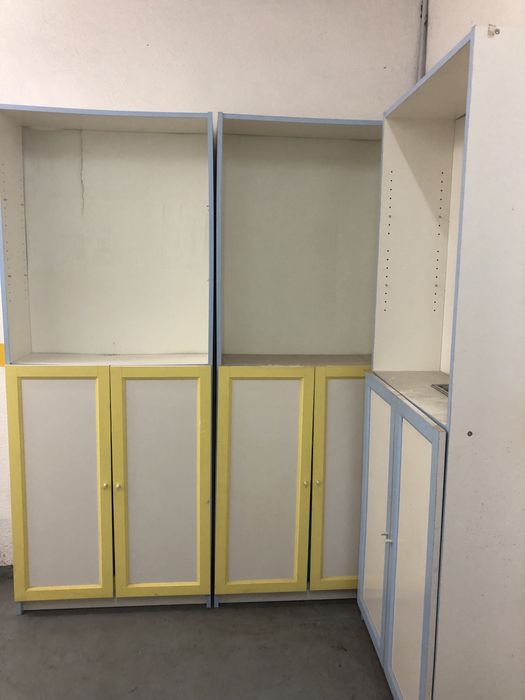 Armários com prateleiras