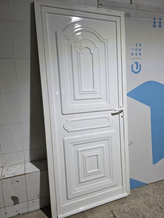 Vendo porta em alumínio.