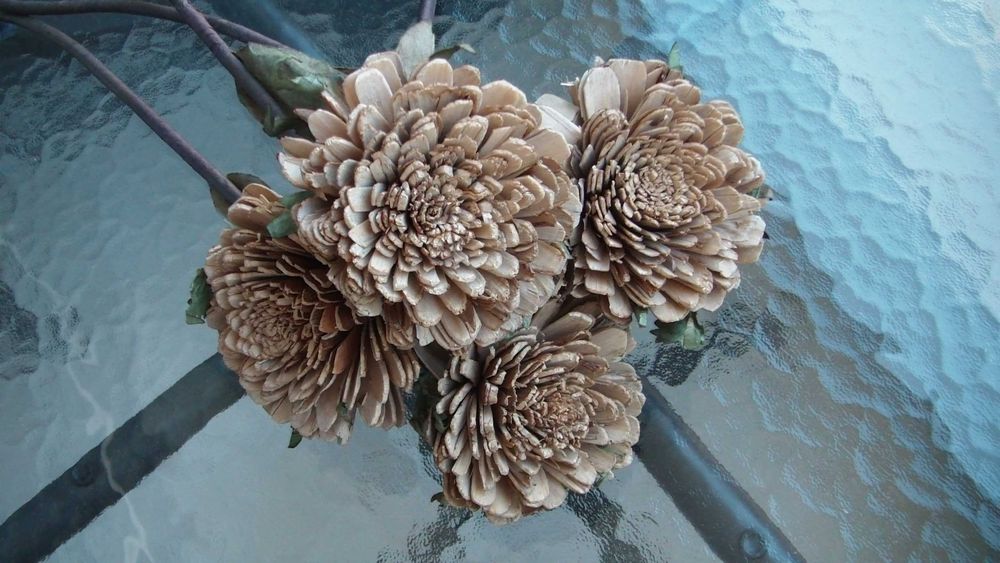 4 flores artificiais com pétalas em madeira