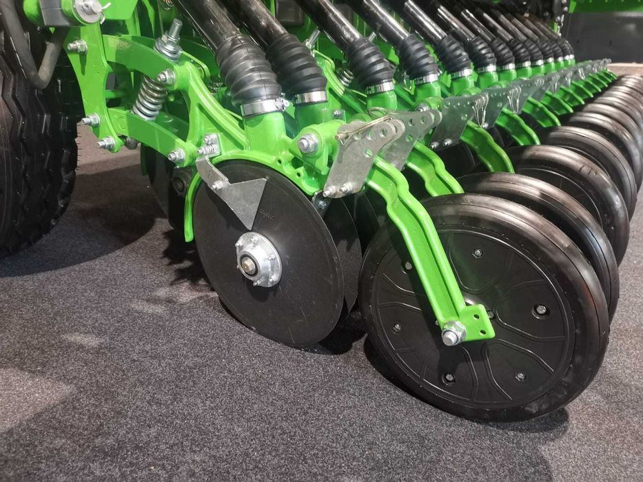 Siewnik talerzowy, zbożowy i do trawy, SOLMAX Olivia F23X 3m