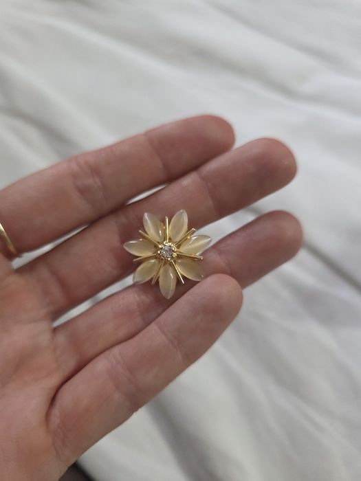 Złota broszka przypinka wpinka pin pins złoty kwiatek aesthetic