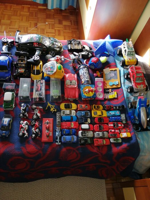 Carros, vários modelos.