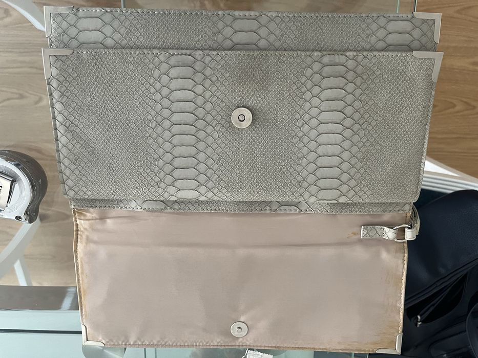 Clutch cinzenta imitacao crocodilo