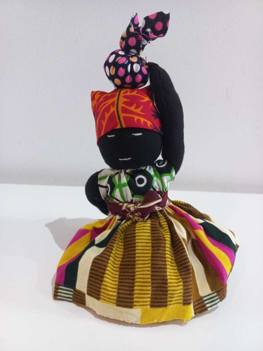 Bonecas africanas artesanais com bebé nas costas