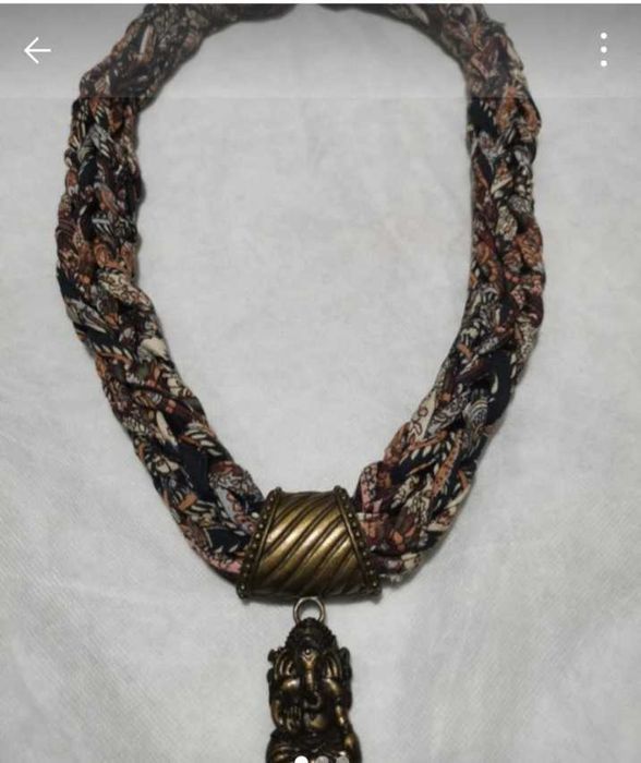 Colar senhora feito em tecido e metal