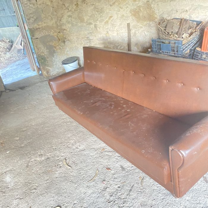 Fogão a lenha vintage degradado para restauro, com torneira agradecido