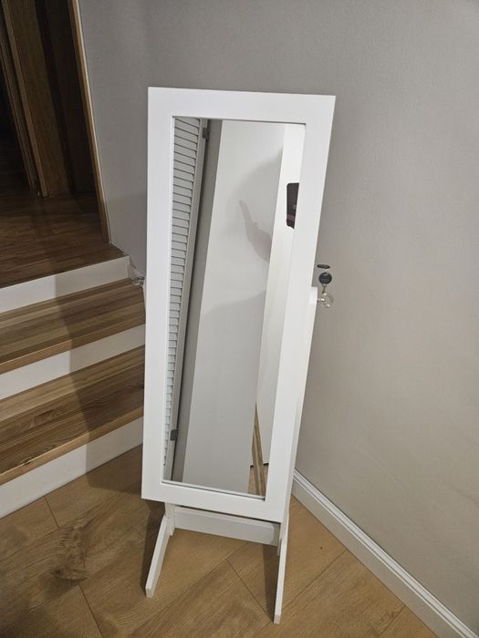 Szafka na biżuterię z lustrem