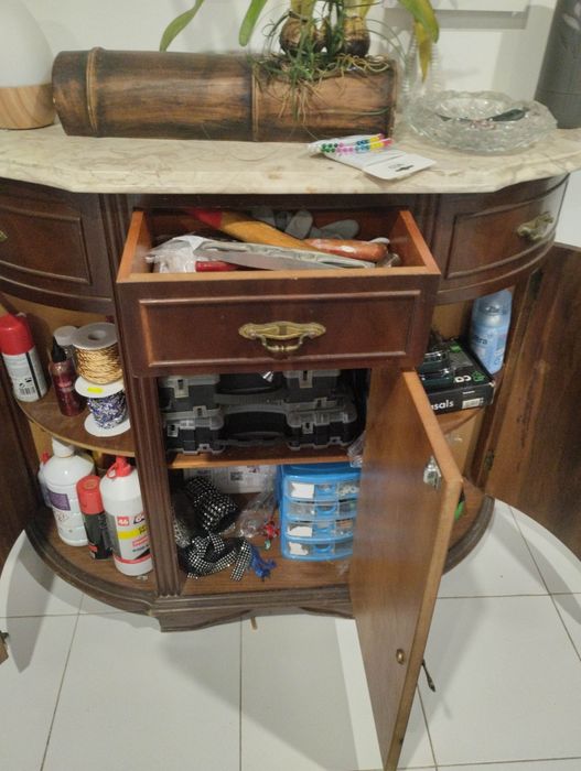 Aparador antigo com pedra