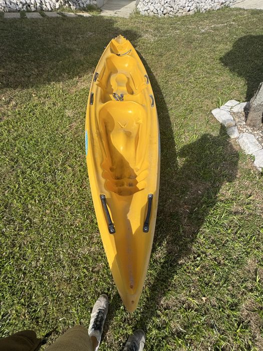 Canoa 3 lugares,  com 4 coletes e as repectivas pagaias..